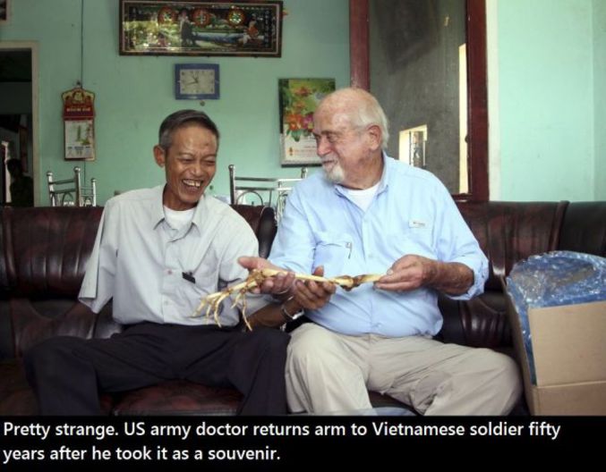 Un chirurgien rend le bras à un amputé, 50 ans après la guerre du Vietnam.