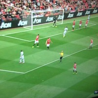 Une fiente d'oiseau dans la bouche du footballeur Ashley Young en plein match