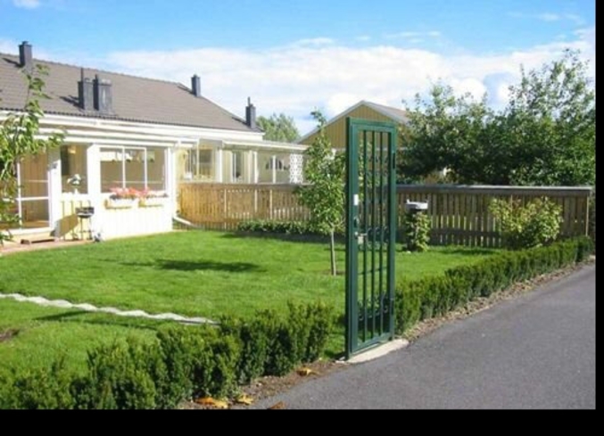 Une barrière inutile ferme l'entrée à un jardin