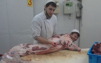 Un boucher en plein travail