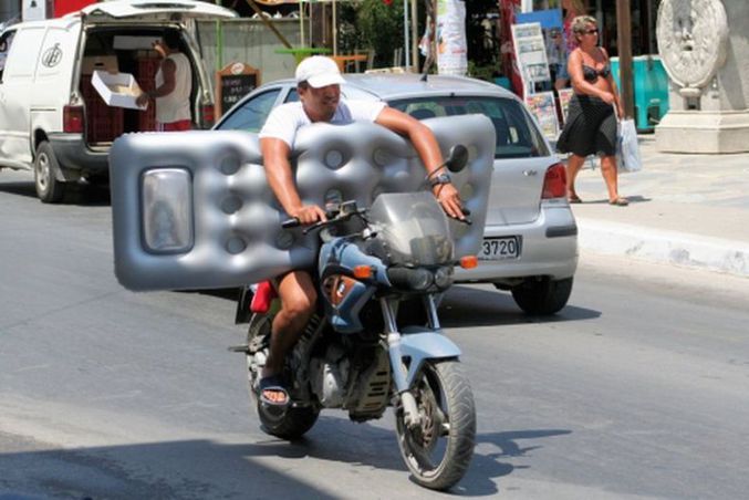 Un homme teste un nouvel airbag pour moto.