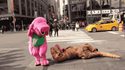 Barney fout la pâtée au T-Rex