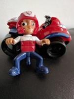 les designers du jouet ont choisi un type de fixation entre un quad et son pilote.