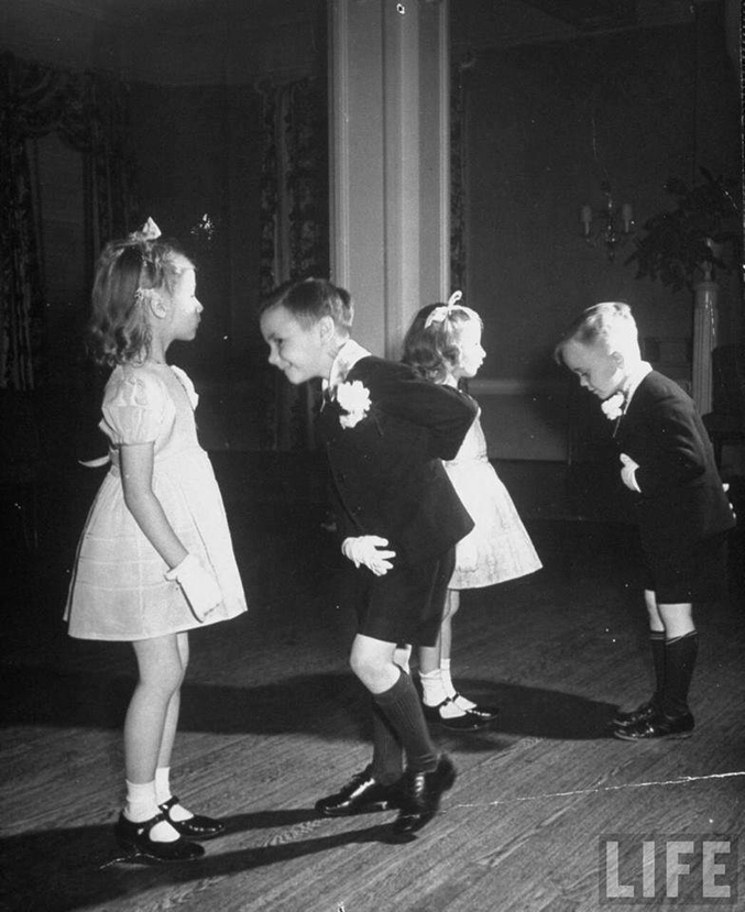Quand un garçon invitait une fille à danser.