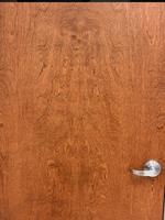 Des veines de bois effrayantes sur une porte