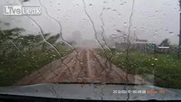 Il sort de son garage en voiture et tombe sur une tornade