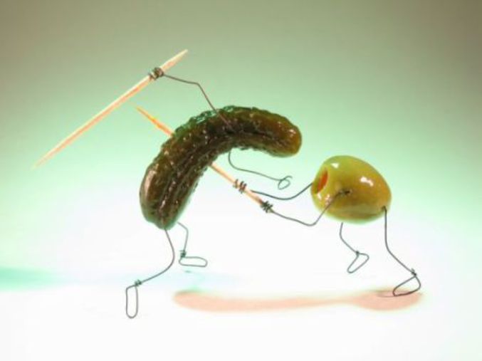 Un combat d’une rare violence entre un cornichon et une olive.