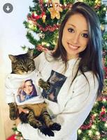 2 amis ont fait imprimer leur photo sur leur T-shirt