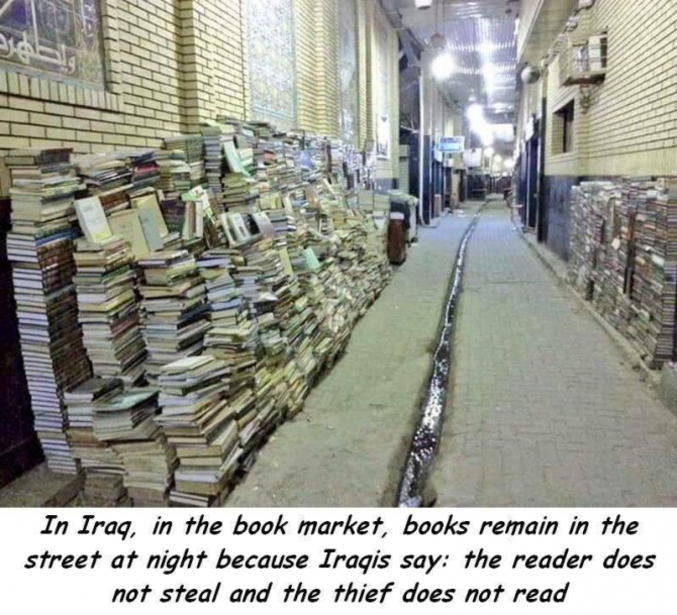 En Irak, au marché du livre, les livres restent dans la rue la nuit, parce que, selon les Irakiens, le lecteur ne vole pas et le voleur ne lit pas.