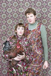 Coq, poule et poulette faisant tapisserie