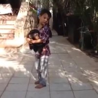 Un enfant protège un bébé singe