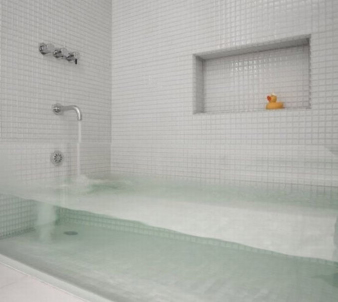 Une baignoire transparente.