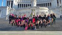 Une ligue féministe italienne manifeste à Rome devant l'autel de la patrie