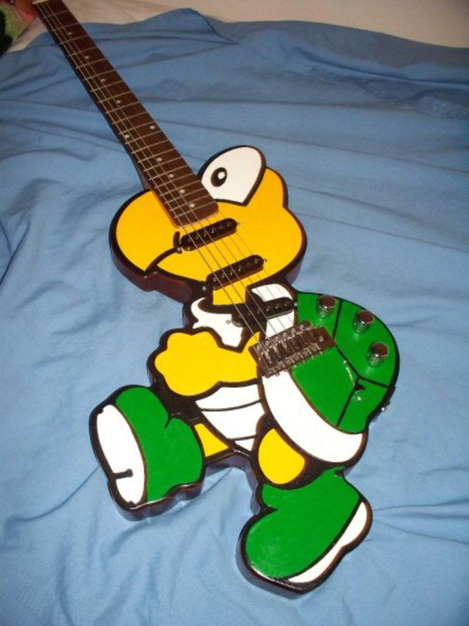 Une guitare en forme de Koopa Troopa.