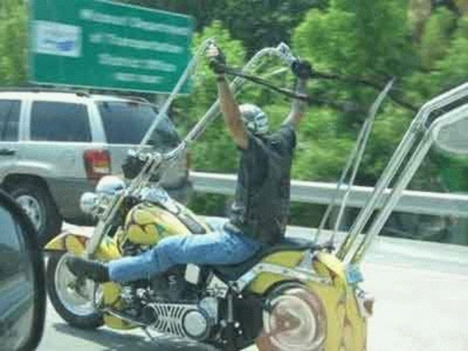 Un biker qui a personnalisé le guidon de sa bécane.