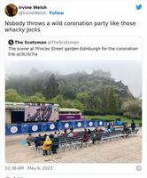 Ecran géant en Ecosse relatant en direct le couronnement de Charles III