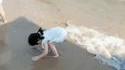 ♪ Et la mer efface sur le sable ♪