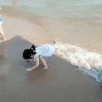 ♪ Et la mer efface sur le sable ♪