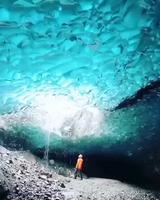 Grotte sous un glacier 