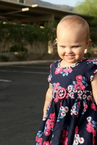 Une petite fille au sourire charmeur