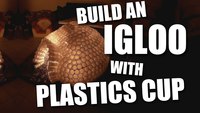 Un mec fabrique un igloo avec des gobelets en plastique