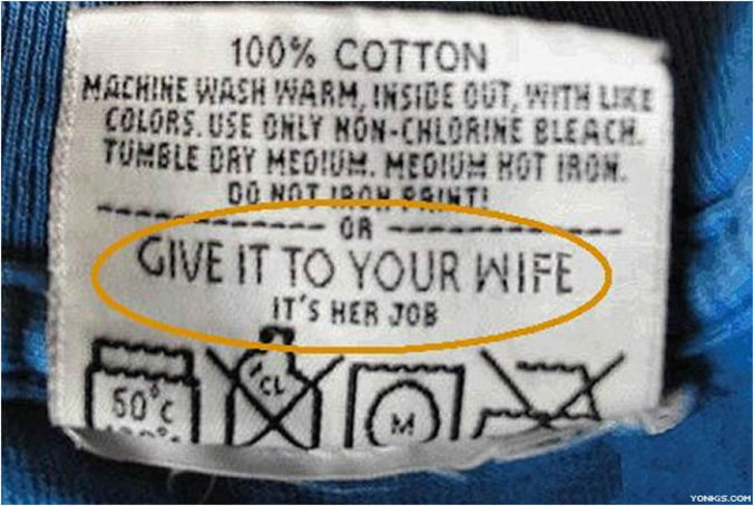 Une étiquette conseille aux hommes de donner le linge à laver à leur femme si c'est trop compliqué pour eux