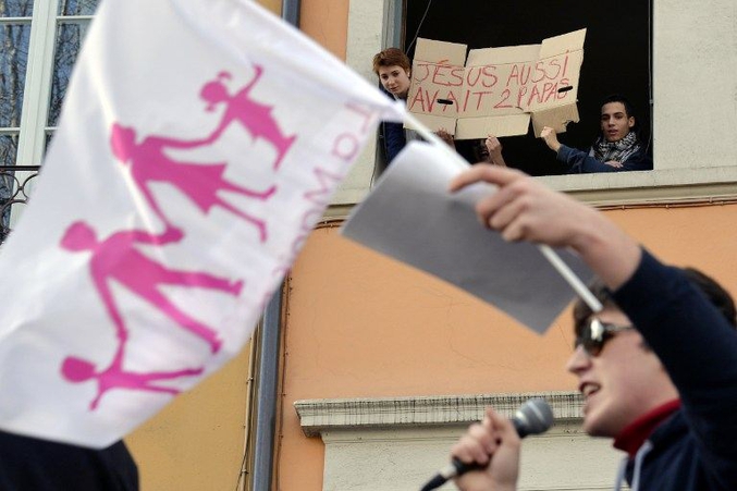 ... le choc des slogans (photo de J.P. Ksiazek pour AFP, 02 février 2014, Paris)