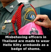 En Thaïlande, l'officier qui s'est mal conduit doit porter un brassard "Hello Kitty"...