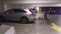 Pendant ce temps, au parking