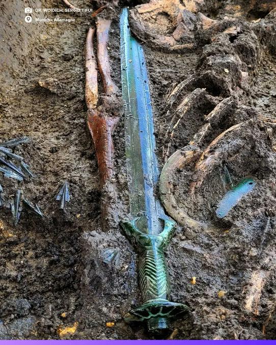 Une épée vieille de 3000 ans découverte en parfait état!
Une équipe d'archéologues allemands a récemment mis au jour une tombe près de Munich, contenant une épée datant de l'âge de bronze.