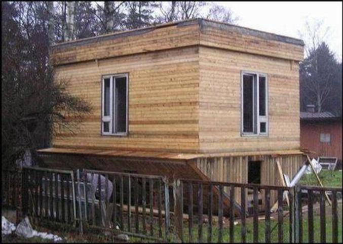 Une maison montée à l'envers.