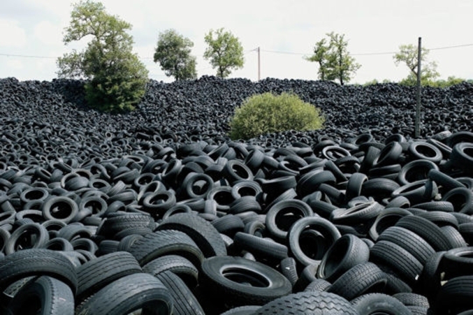 Des pneus à perte de vue.