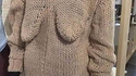 Grand-mère s'est remise au tricot...