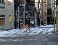 Pendant ce temps, au Japon