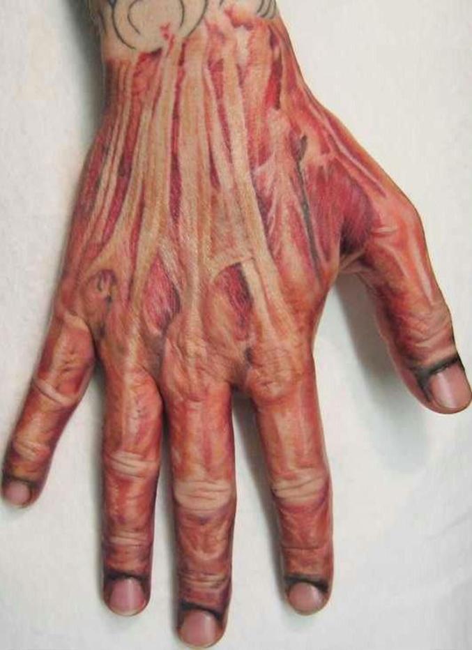 Un tatouage qui donne l'impression que la main n'a plus de peau.