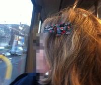Madame, vous avez quelque chose dans les cheveux
