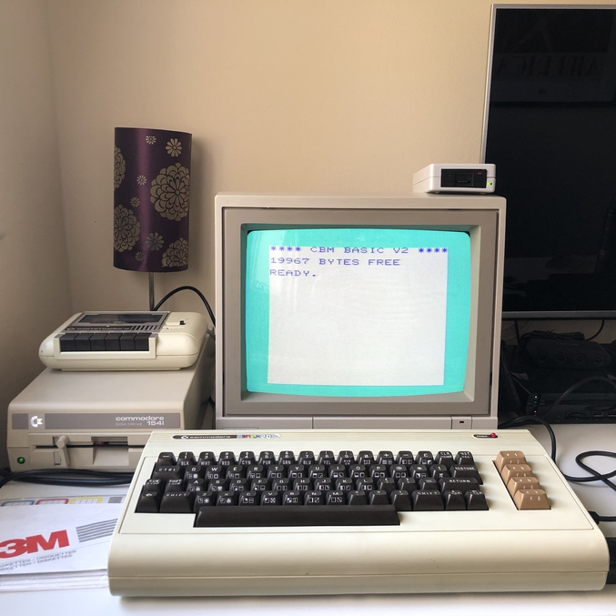 Attention, ce n'est pas à C64, mais un Vic-20, 8 bits et 5Ko de RAM.

Bien que les magazines eussent reproché au VIC-20 d'être sous-dimensionné, la stratégie fonctionna : il devint le premier ordinateur à dépasser la barre du million d'unités vendues et devint l'ordinateur le plus vendu au monde en 1982. À son apogée, 9 000 unités étaient produites chaque jour, et ce sont ainsi 2 500 000 unités qui ont été vendues jusqu'à l'arrêt de sa production en janvier 1985, lorsque Commodore repositionna le C64 comme son ordinateur d'entrée de gamme afin de préparer la sortie prochaine du Commodore 128 et de l'Amiga (celui-ci introduisant Commodore dans le monde du 16/32 bits).  (Source Wiki)