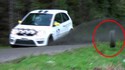 Un cameraman percuté par une roue de voiture pendant un rally