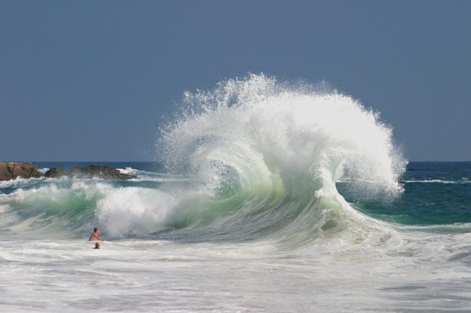 Deux vagues entrent en collision ce qui donne une impression de chou-fleur marin.