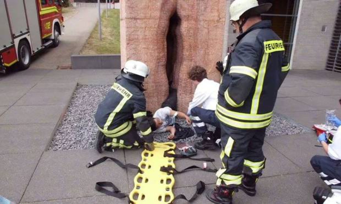 Ce week-end, un étudiant américain a été libéré par pas moins de vingt deux pompiers allemands répartis en cinq unités alors qu'il avait tenté d'escalader la sculpture Pi-Chacán de l'artiste Fernando de la Jara, qui représente un vagin géant. La sculpture est installée sur le campus de l'Université de Tubingen, en face de l'Institut de Microbiologie. L'étudiant n'a pas été blessé et la sculpture de l'université peut encore accoucher de plein d'autres petits étudiants.