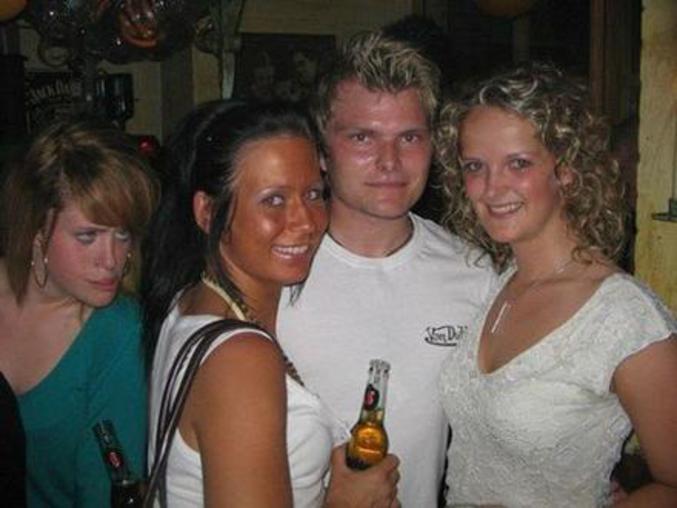 La photo de ces trois personnes est légèrement gâchée par la grimace de la fille de derrière.
