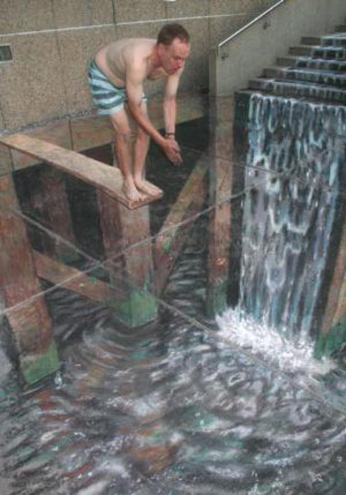 Une peinture sur sol très réaliste qui donne l'illusion que l'artiste va plonger dans l'eau.