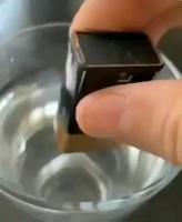 Une pile qui touche de l’eau salé