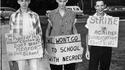 1956 : des élèves blancs de la high-school de Clinton (Tennessee) refusent l'intégration