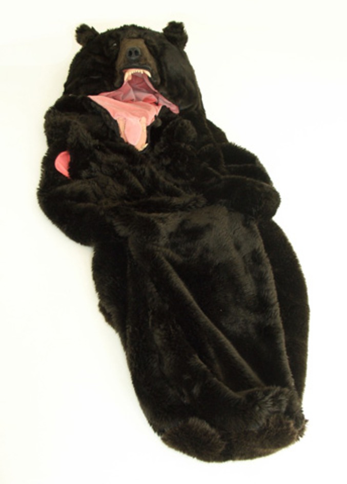 Un sac de couchage en forme d'ours.