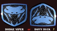 Selon que tu regardes le logo de la Dodge viper à l'endroit...