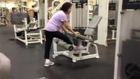 Mamie à la salle de sport