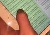 Un père en compagnie de sa fille ainé consulte l’historique de l’iPad de son fils de 8 ans 
