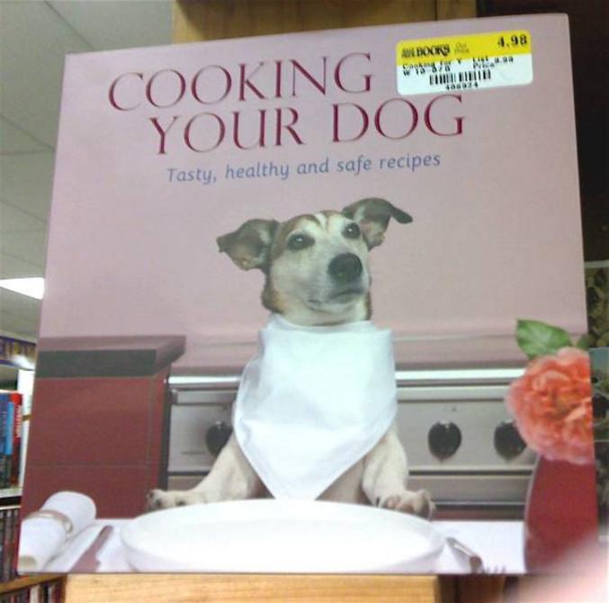 En fait, l'étiquette cache la préposition "for"; ce qui donnerait "Cuisinez pour votre chien", nuance !