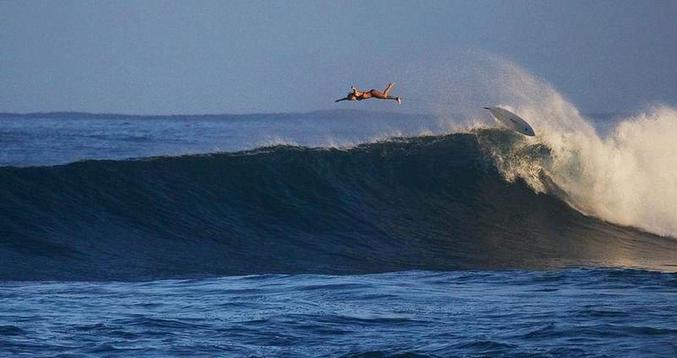 Une chute impressionnante au surf